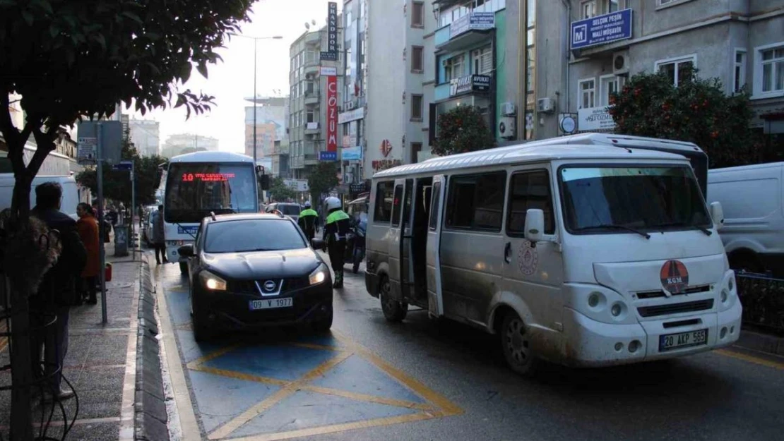 Arıza yapan minibüsü yol ortasında bırakıp mahkemeye yetişti