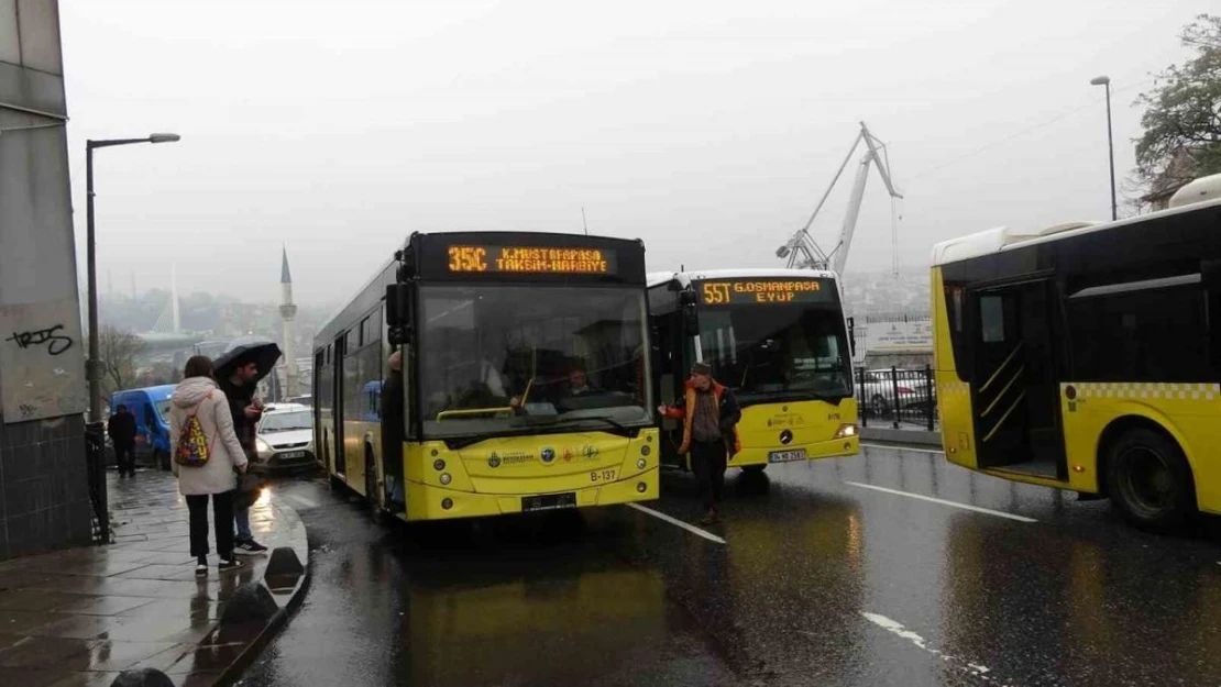 Arızalanan İETT otobüsü Unkapanı Köprüsü'nde trafiği felç etti