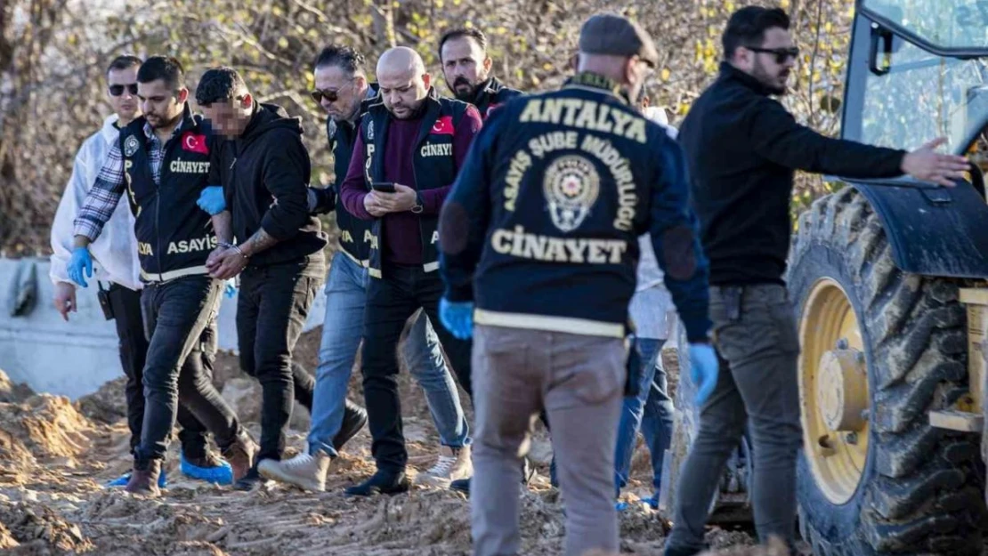 Arkadaşını olay yerinde, baldızını ise evinde öldürüp battaniyeye sarılı taşımış