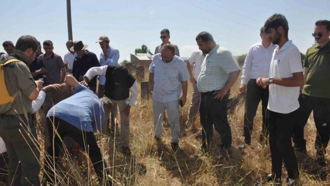 Arkeologlar Mollakent'teki tarihi yerleri gezdi