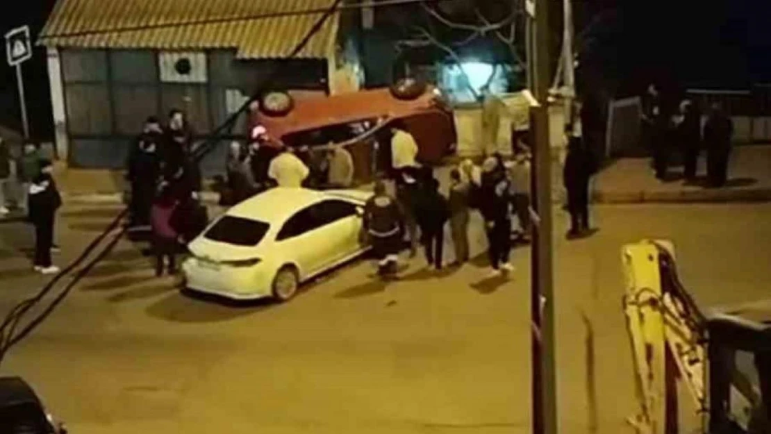 Arnavutköy'de ilginç kaza: Otomobil kaldırımda yan durdu