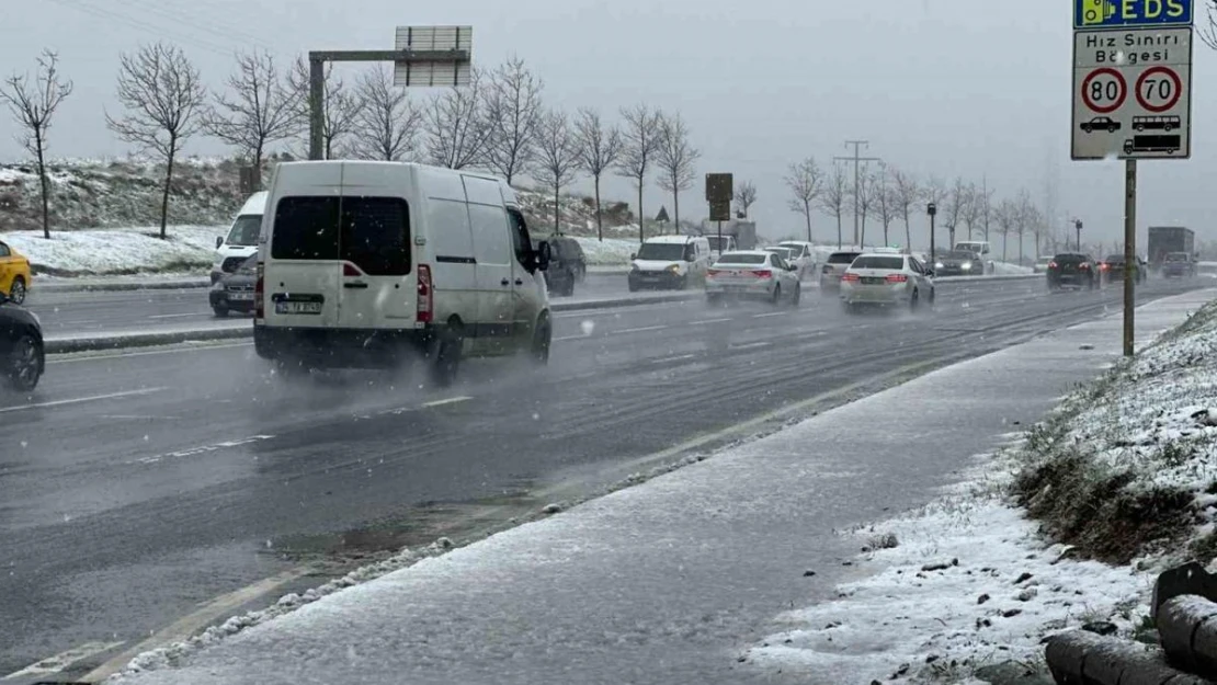 Arnavutköy'de kar yağışı etkili oluyor