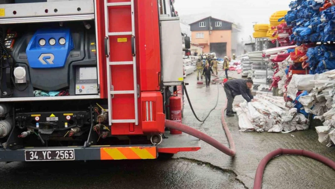 Arnavutköy'de plastik depolama ve üretim imalathanesinde yangın çıktı