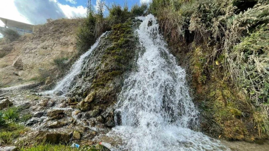 Arpet Şelalesi gün geçtikçe kuruyor