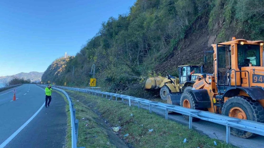 Artvin'de heyelan nedeniyle karayolu ulaşıma kapandı