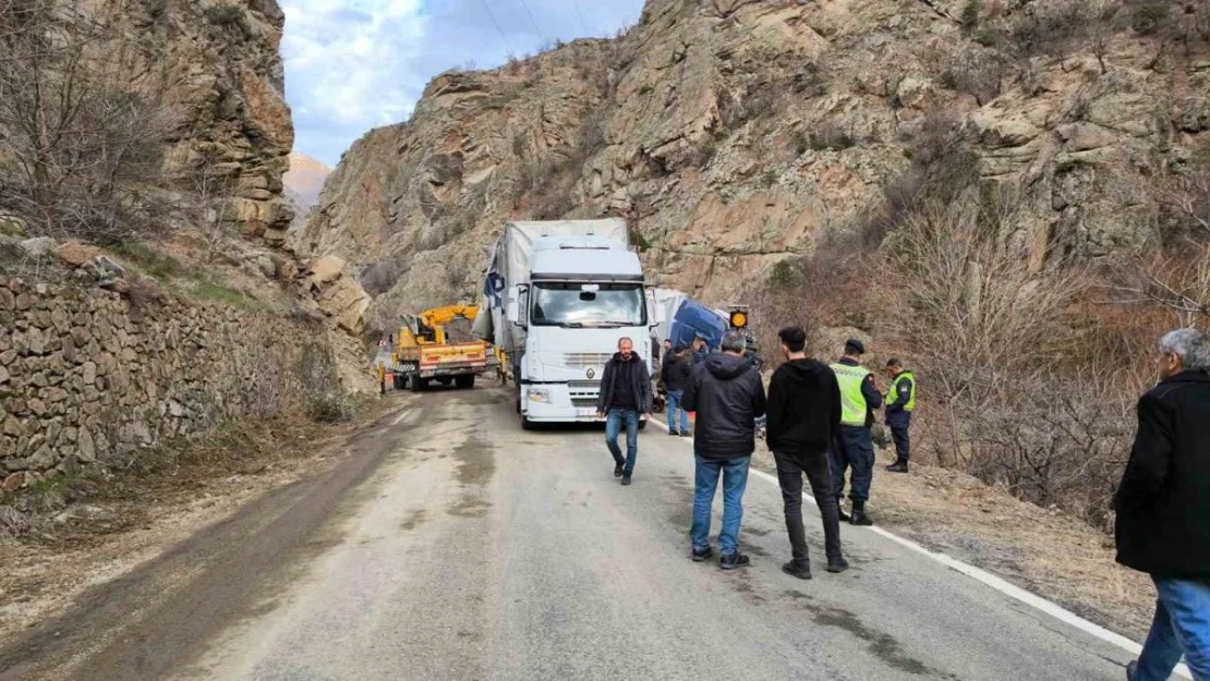 Artvin'de heyelan nedeniyle kapanan kara yolu temizlendi