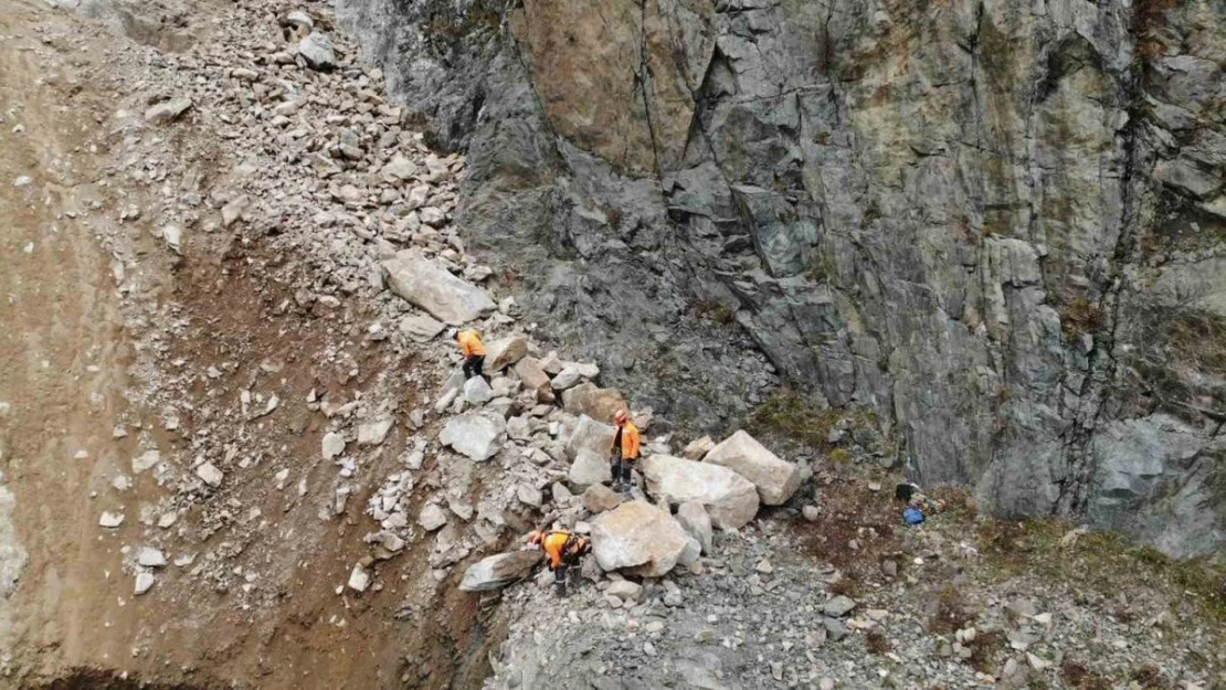 Artvin'de heyelanlar sonrası profesyonel dağcılar yamaçlarda kaya temizliğine başladı