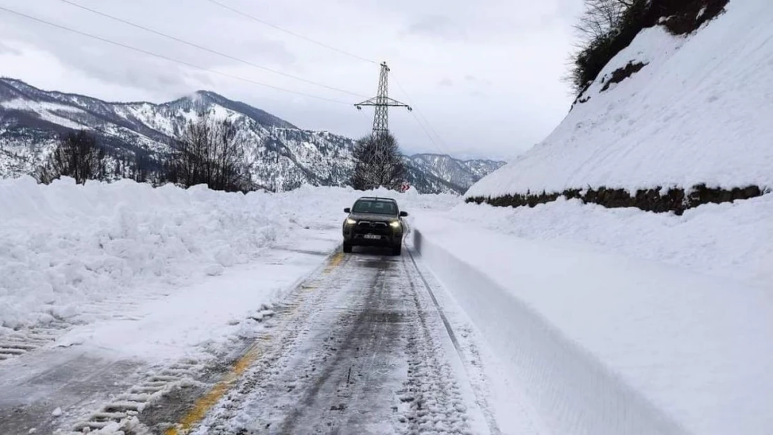 Artvin'de kar kalınlığı 1,5 metreyi bulan Camili yolu ulaşıma açıldı