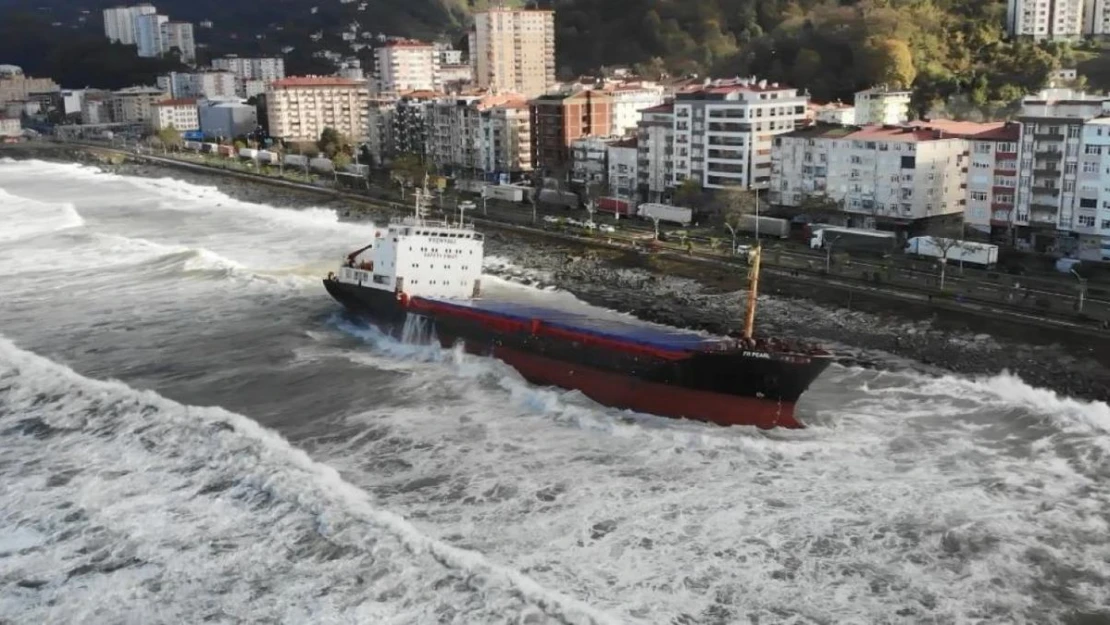 Artvin'de karaya oturan geminin onarım çalışması sürüyor