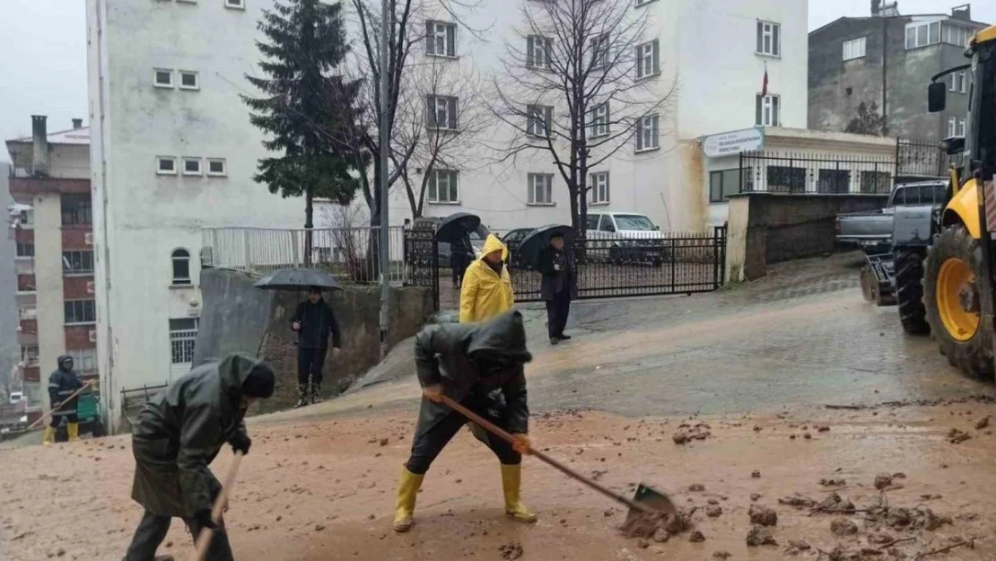 Artvin'de şiddetli yağışlar Borçka ve Murgul ilçelerinde su taşkınlarına ve heyelanlara neden oldu