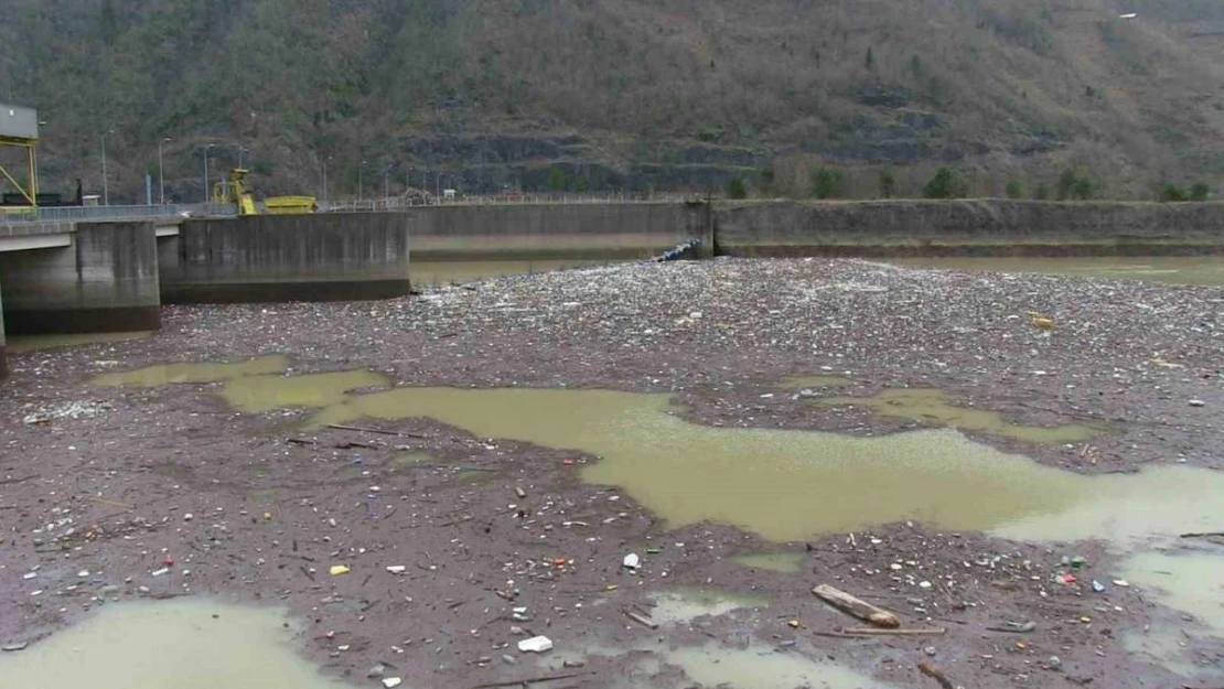 Artvin'deki sel Muratlı Baraj Gölü'nü çöplüğe çevirdi