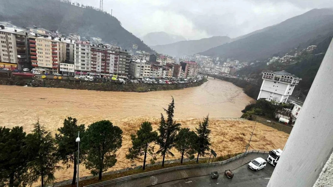 Artvin'in Borçka ilçesinde heyelan nedeniyle 2 bina tahliye edildi