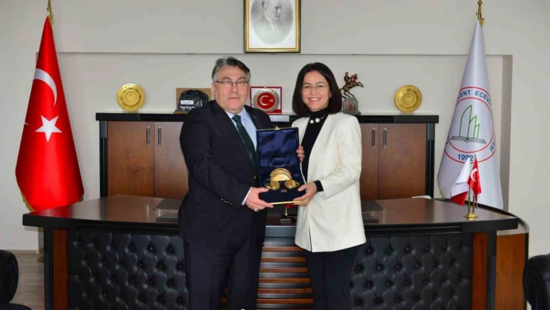 Aşık Veysel'in Torunu Gündüz Şatıroğlu'dan Rektör Özölçer'e ziyaret