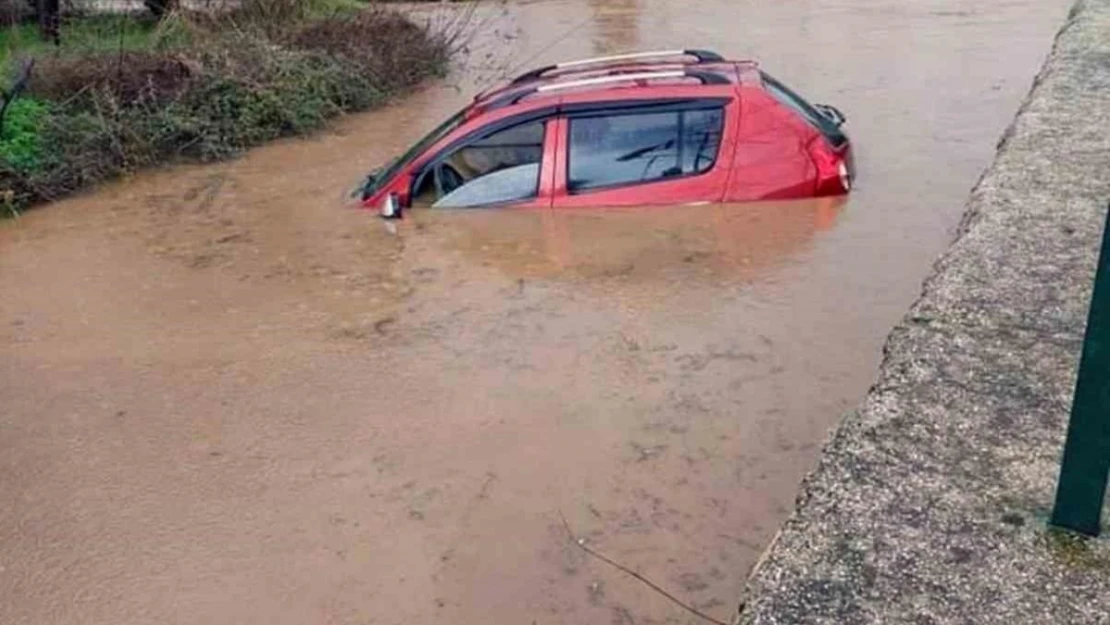 Aşırı yağış sonrası ovayı su bastı, araç su altında kaldı