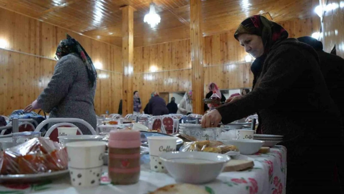 Asırlardır süren gelenek: Regaip Kandil'inde tüm yemekler camiye getiriliyor