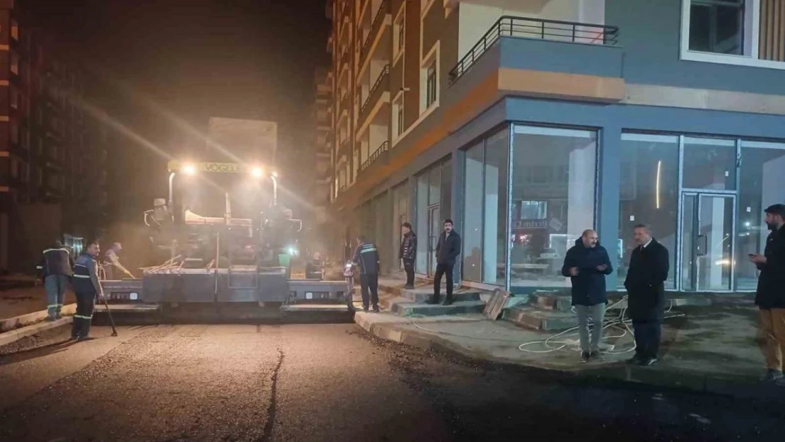 Aşkale'de gece yarısı asfalt dökümü