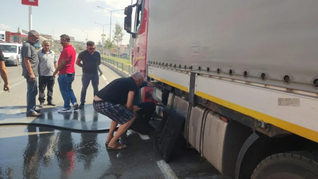 Aşkale'de tırdaki yangın esnafın dikkati sonucu önlendi