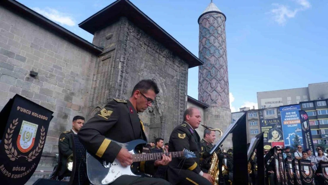 Askeri bando Erzurum'da coşturdu