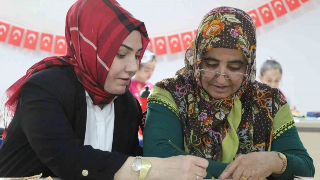 Asrın felaketinden sonra kaldığı KYK yurdunda okuma yazma öğrendi