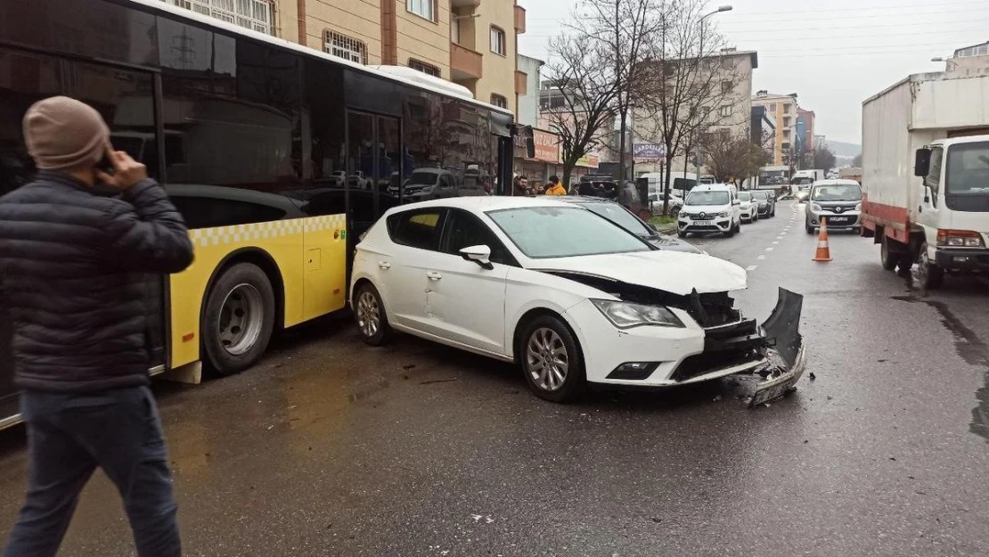 Ataşehir'de İETT otobüsü 4 araca çarptı