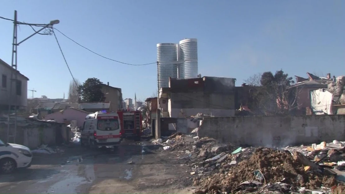 Ataşehir'de metruk binanın çatısı alev alev yandı