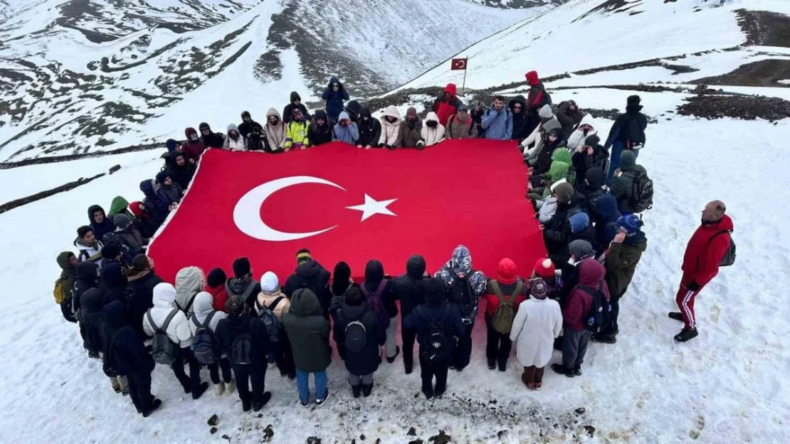 Atatürk Üniversitesi öğrencileri Palandöken'e tırmandı