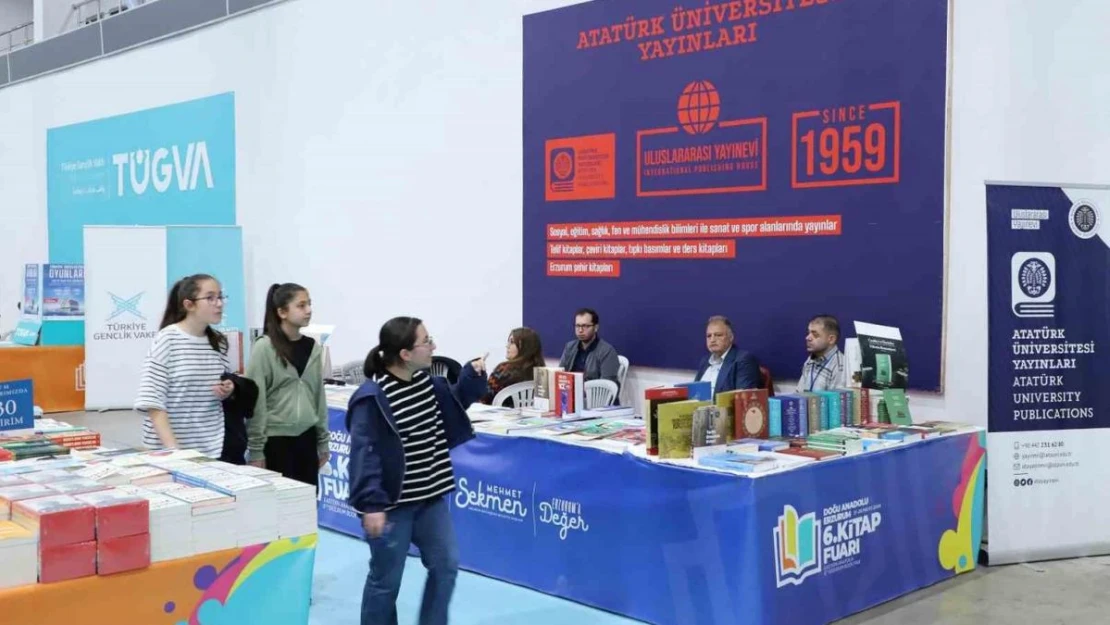 Atatürk Üniversitesi yayınevi, kitap fuarında ziyaretçilerini ağırlıyor