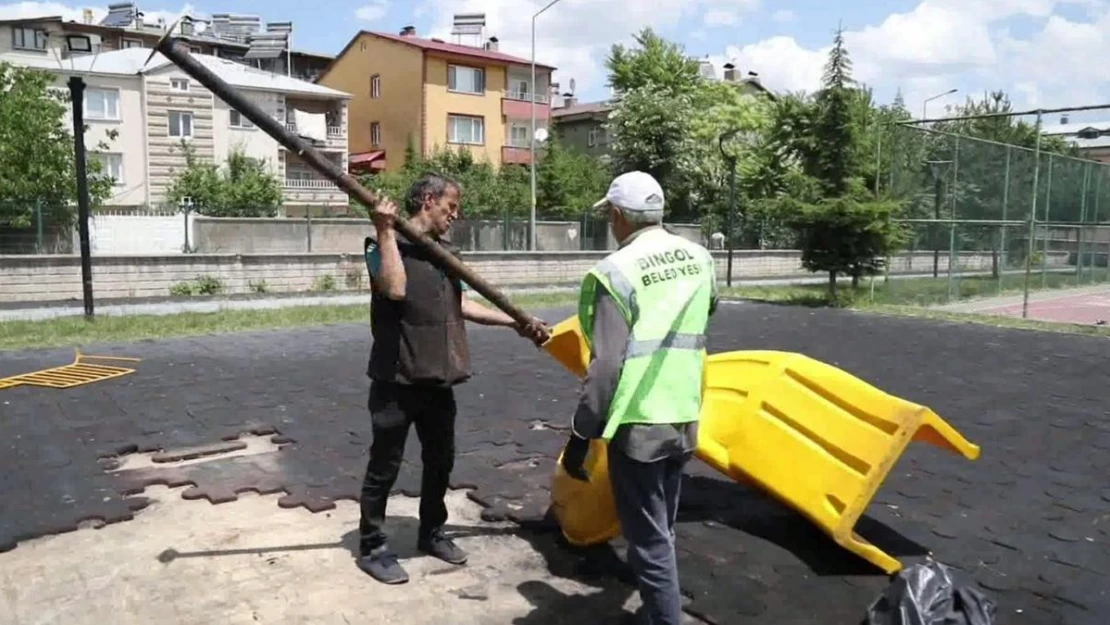 Ateşe verilmişti, belediye ekipleri çocuk parkını yeniledi