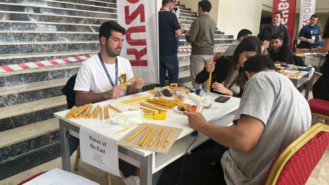 Atılım Üniversitesi öğrencileri çubuk makarnadan yaptıkları köprü ile birinci olmak için yarıştı