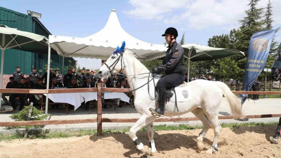 Atlı polislere taze kan