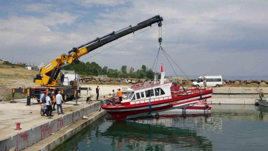 Av sezonu için bakımları yapılan tekneler Van Gölü'ne indirildi