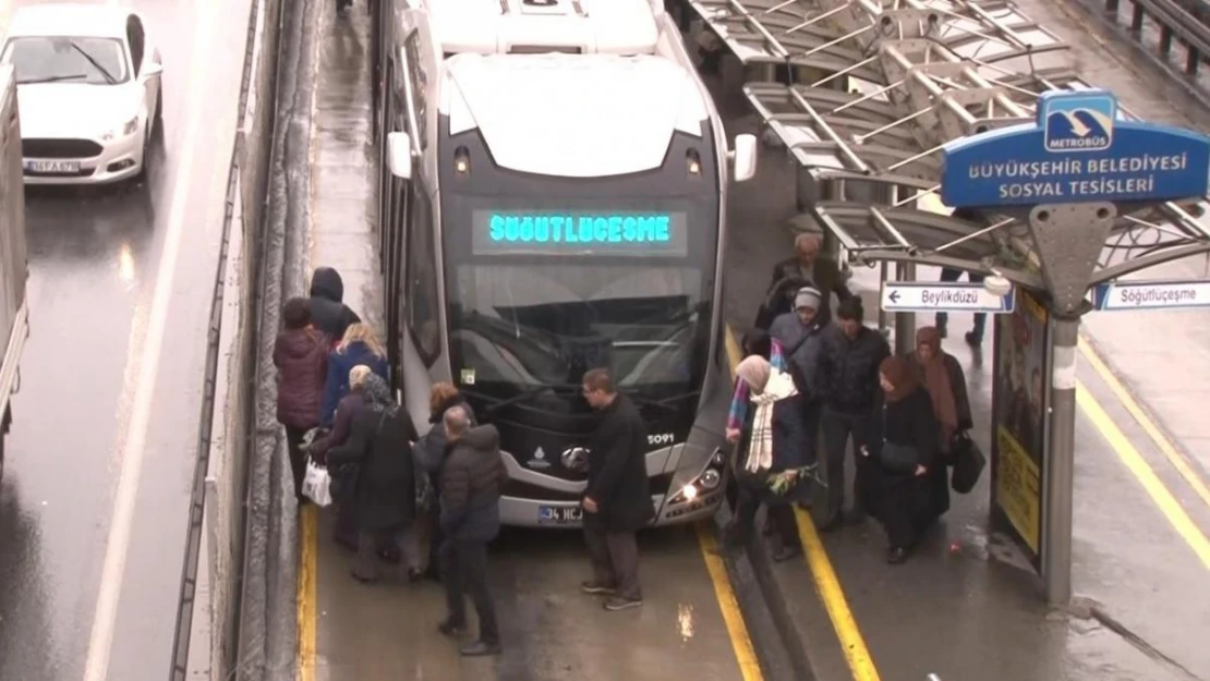 Avcılar'da iki metrobüs çarpıştı: 5 yaralı