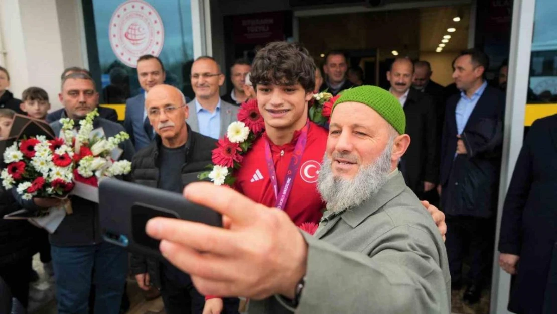 Avrupa şampiyonu Alperen Berber memleketi Samsun'da coşkuyla karşılandı