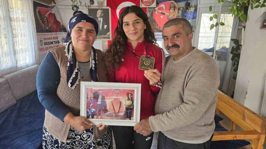 Avrupa şampiyonu olan milli güreşçi Nesrin Baş'a Tokat'ta coşkulu karşılama