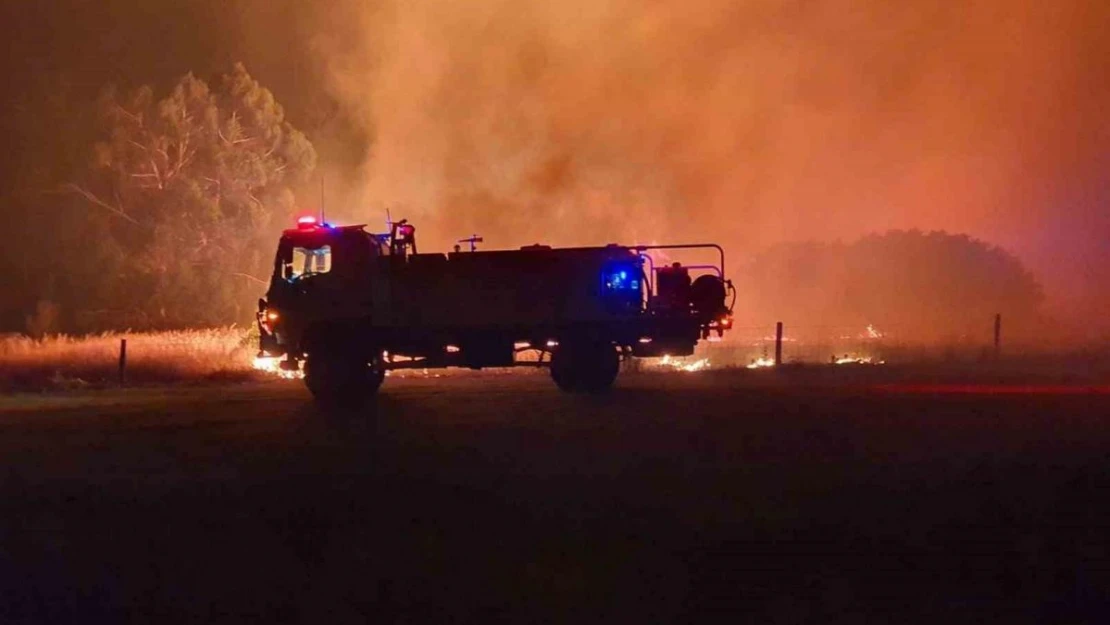 Avustralya'nın Perth kentindeki yangında 8 ev daha kül oldu