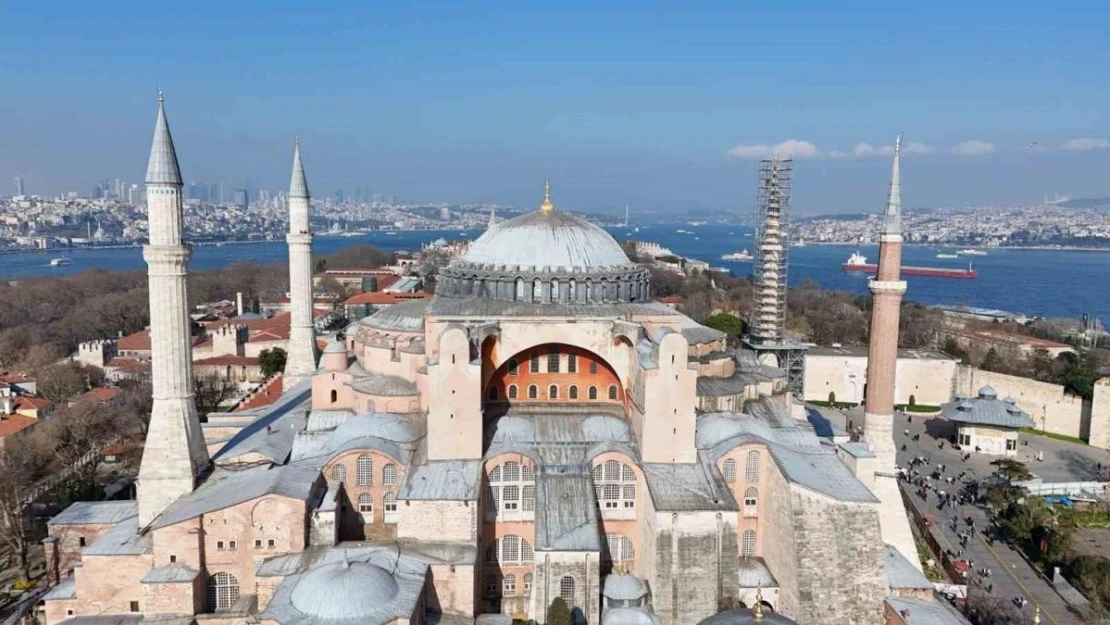 Ayasofya-i Kebir Camii Şerifi'ne Ramazan mahyası asıldı