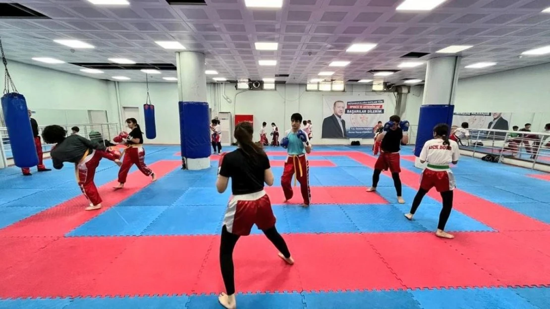 Aydın'da kick boks eğitimleri devam ediyor