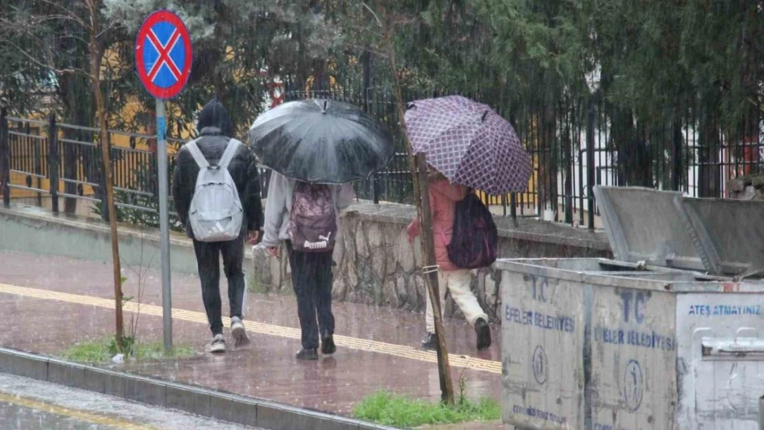 Aydın'da sağanak yağış etkili oluyor