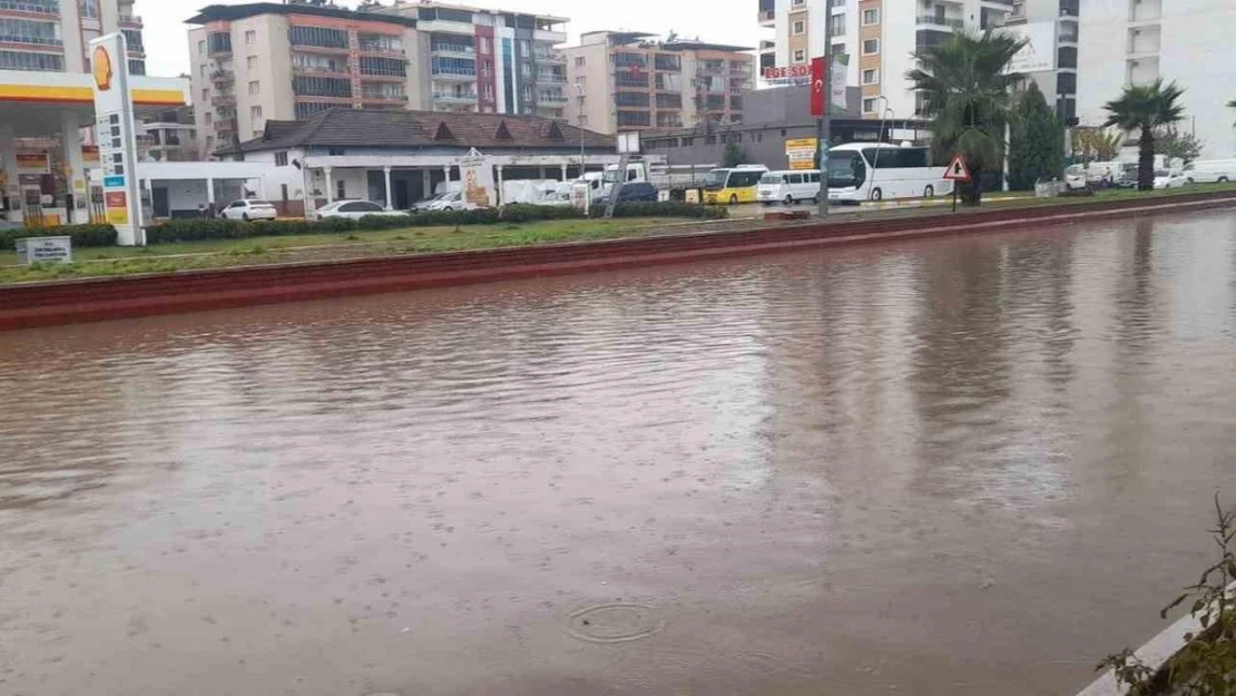 Aydın'da sağanak yağış yol kapattı