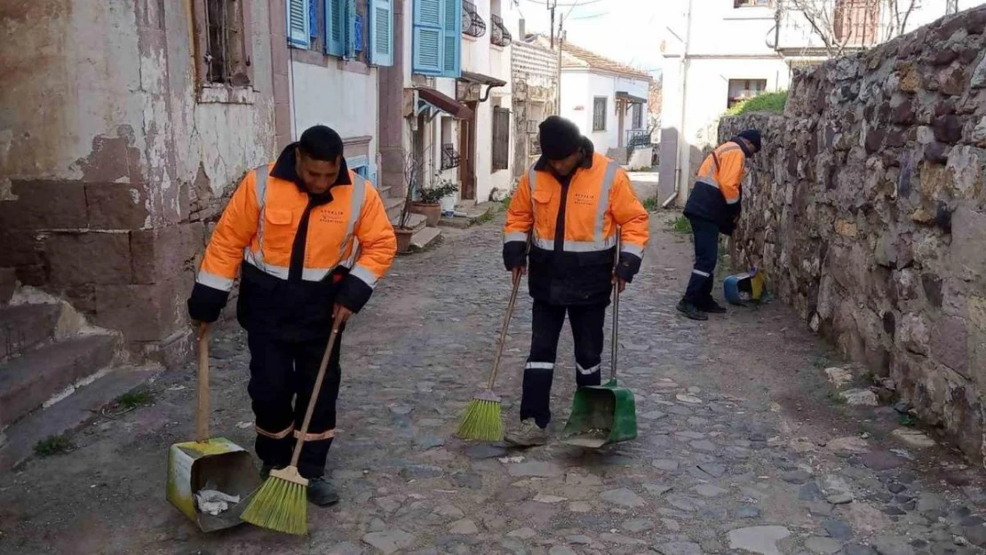 Ayvalık Belediyesi emekçilerinden bahar temizliği