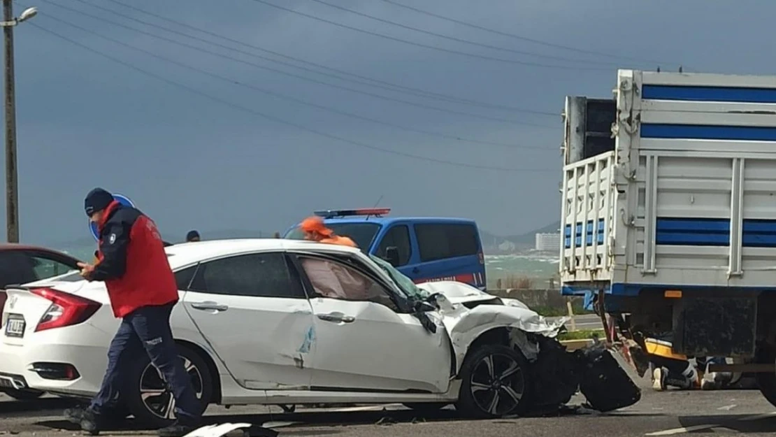 Ayvalık'ta 'U' dönüşü yapılan kamyonetle otomobil çarpıştı