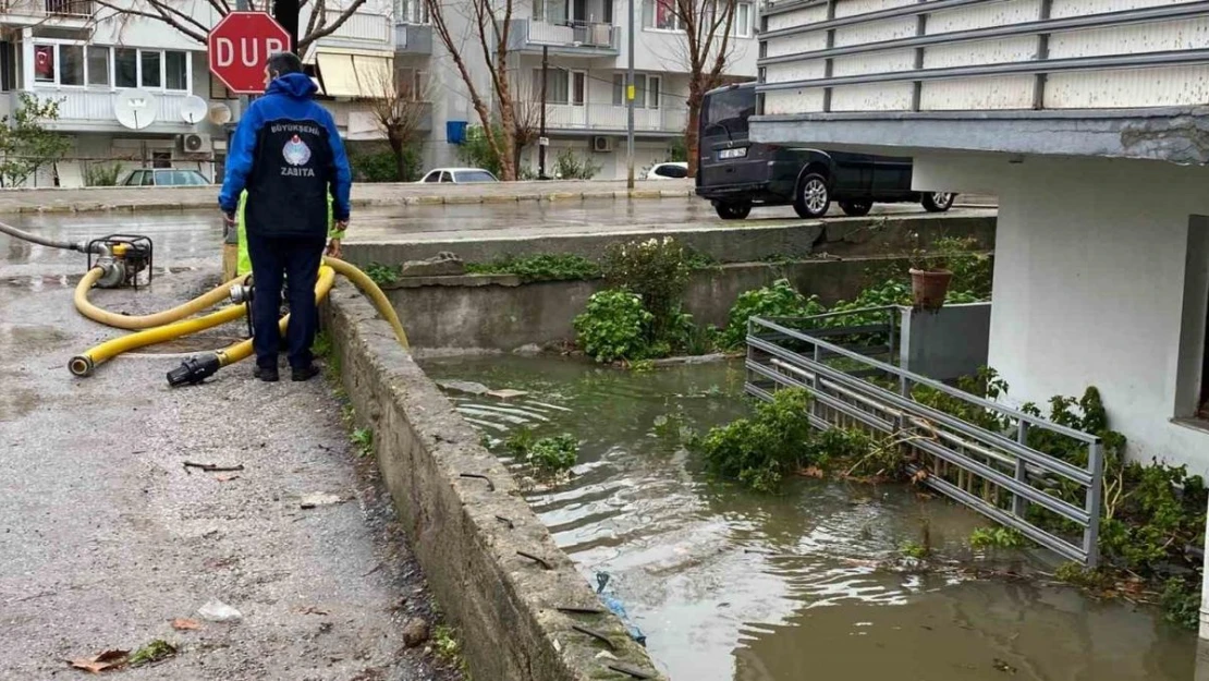 Ayvalık'ta şiddetli yağış hayatı olumsuz etkiledi