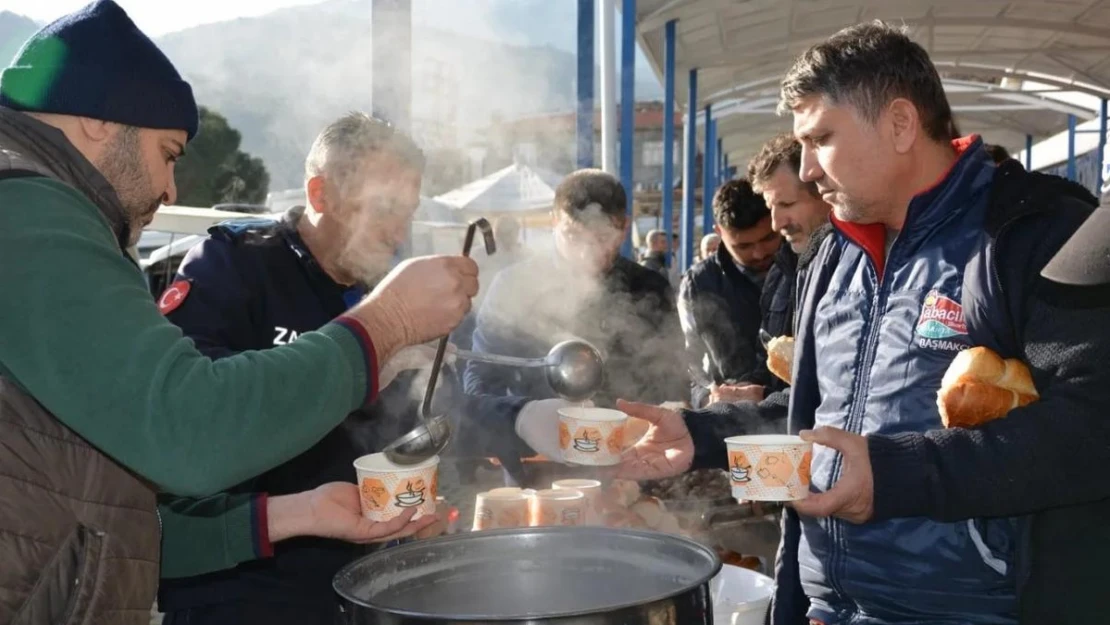 Babadağ Belediyesi geleneksel çorba hayrıyla esnafın içini ısıttı