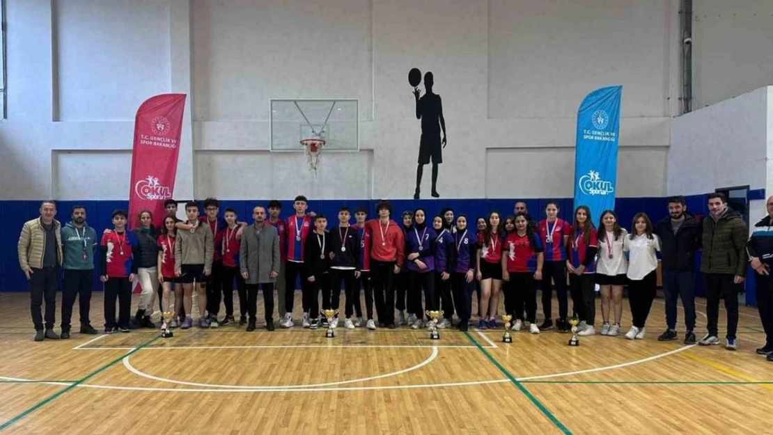 Badminton gençler müsabakaları sona erdi