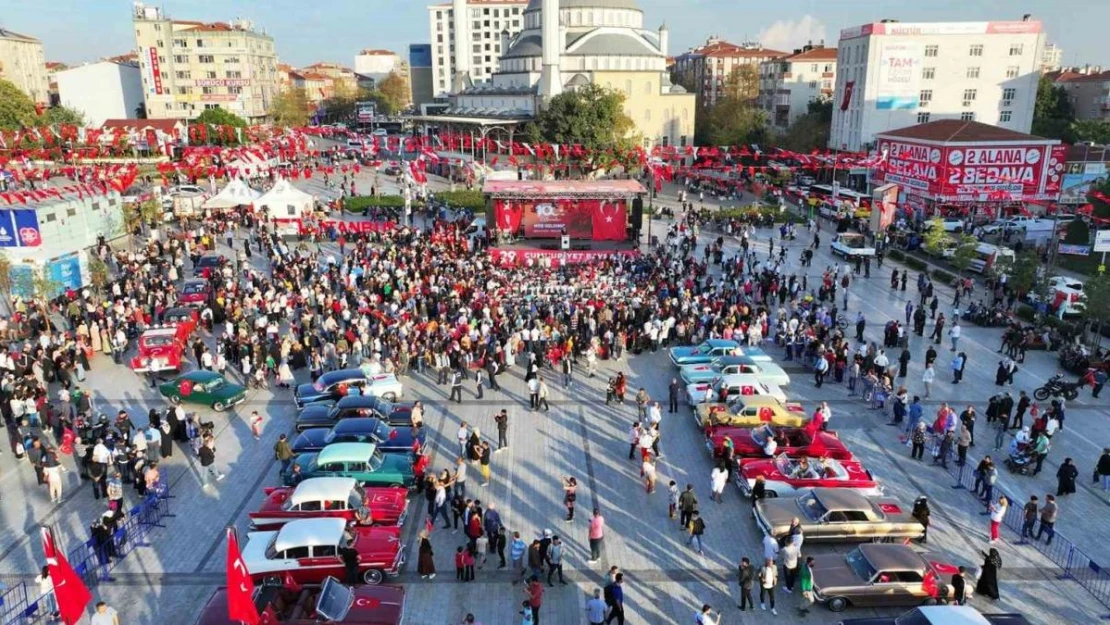 Bağcılar'da klasik otomobillerden 'Cumhuriyet Konvoyu'