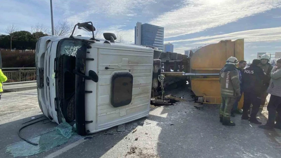 Bağcılar'da sürücünün kontrolünden çıkan hafriyat kamyonu devrildi: 1 yaralı