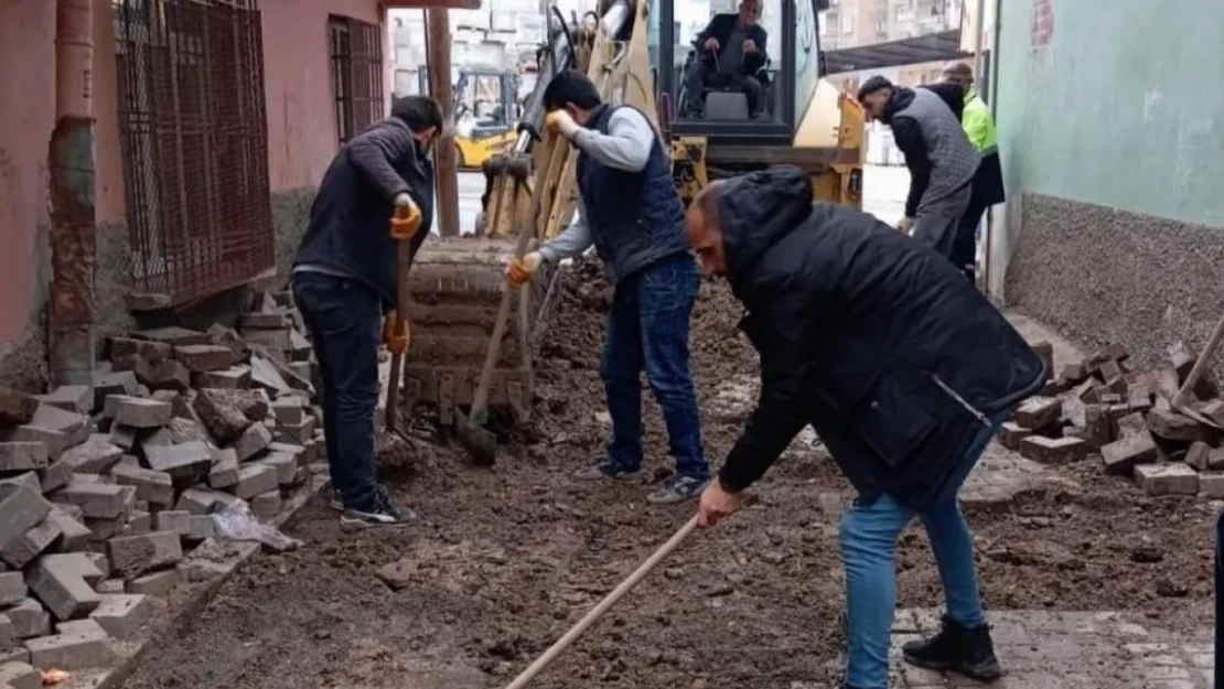 Bağlar ilçesinde yol iyileştirme çalışmaları devam ediyor