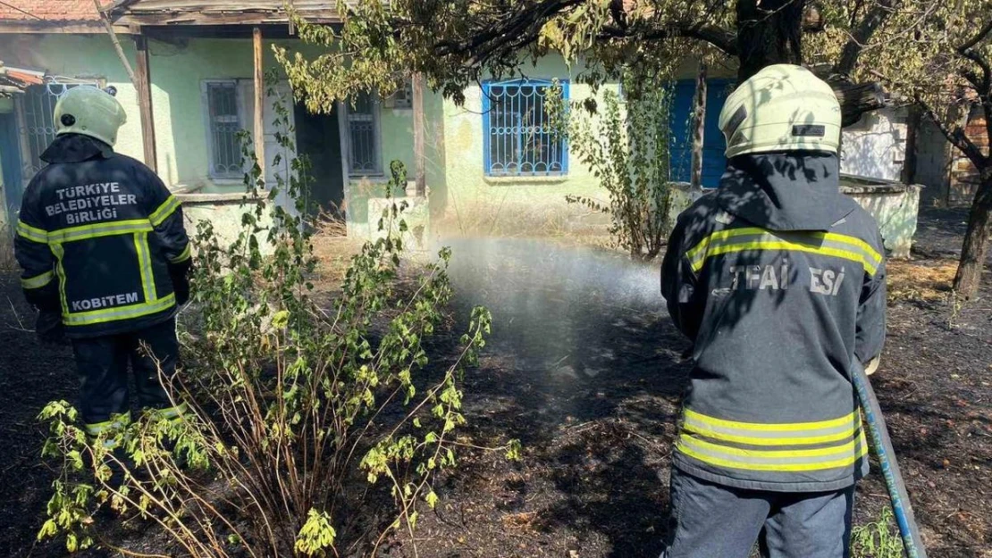 Bahçede tutuşan kuru otlar yandı