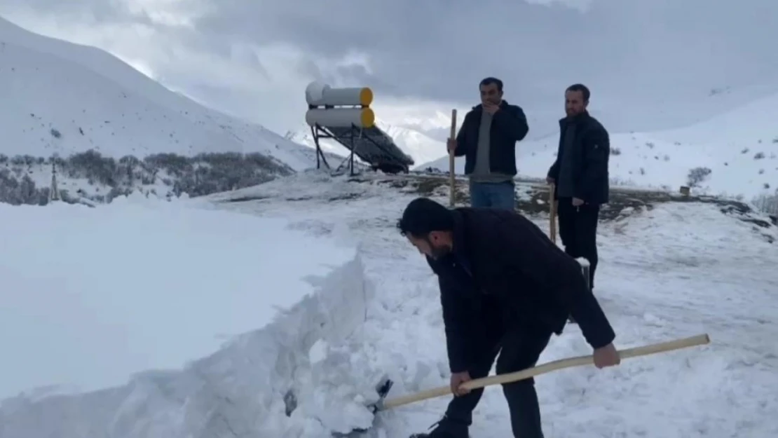 Bahçesaray'da kar mesaisi devam ediyor