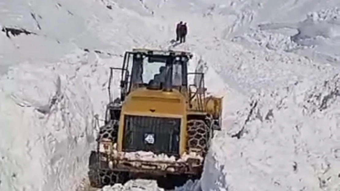 Bahçesaray'da yola düşen çığlar temizleniyor